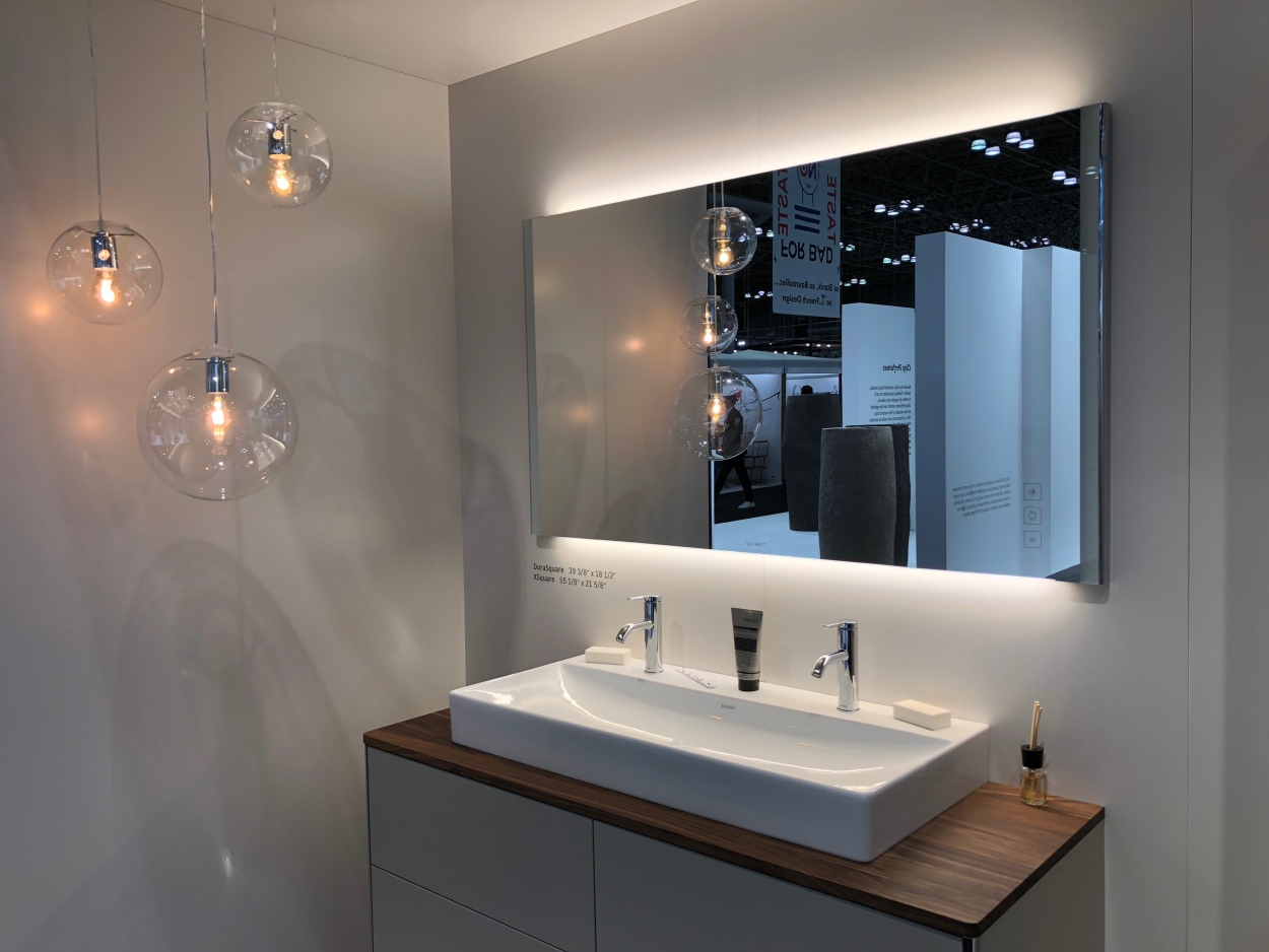 Bathroom lighting fixtures