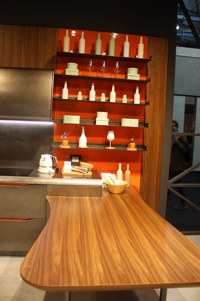 A perpendicular counter extension is a great way to add dining space to the kitchen that also doubles as work space. This is by Biefbi.