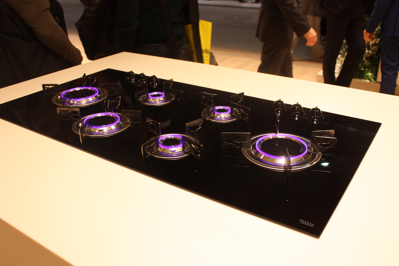 The Smeg gas cooktop has LED lights and customizable burner rings with whimsical shapes.